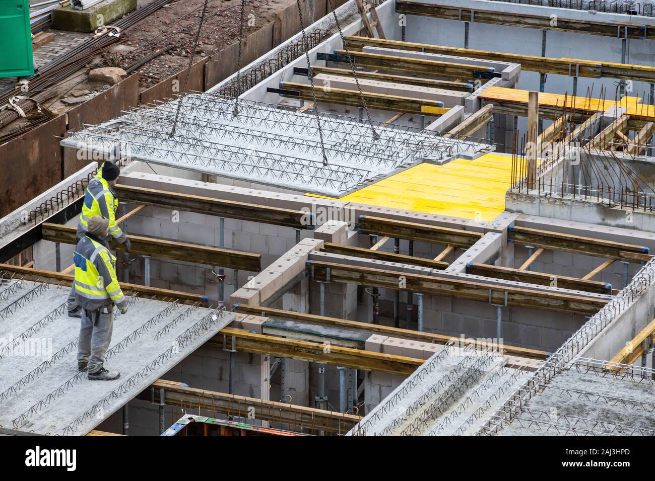 Sito in costruzione, montaggio di elemento massimali in semi-costruzione di prefabbricati, questi vengono poi riempiti di calcestruzzo gettato in opera, Foto Stock