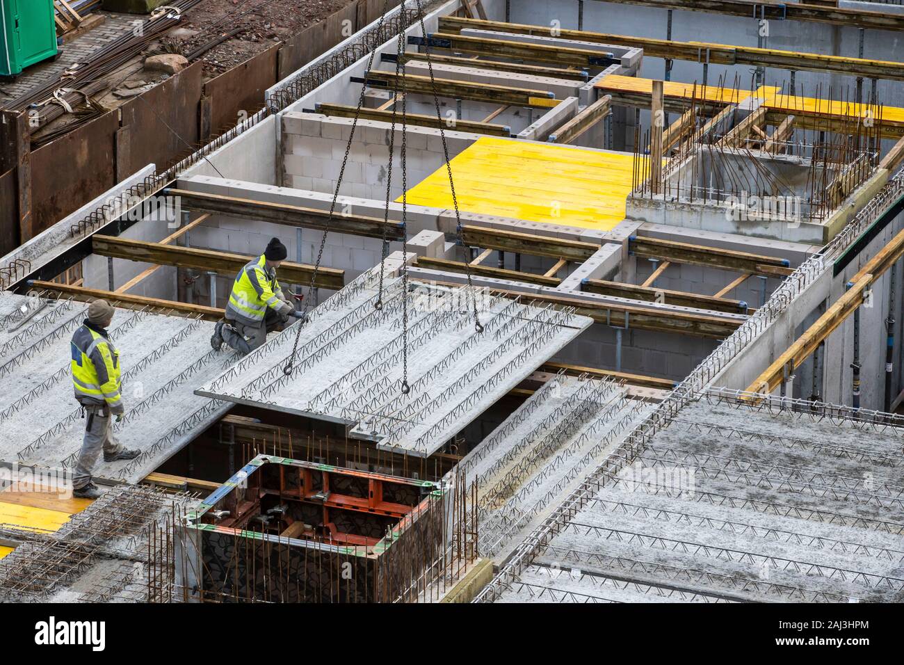 Sito in costruzione, montaggio di elemento massimali in semi-costruzione di prefabbricati, questi vengono poi riempiti di calcestruzzo gettato in opera, Foto Stock