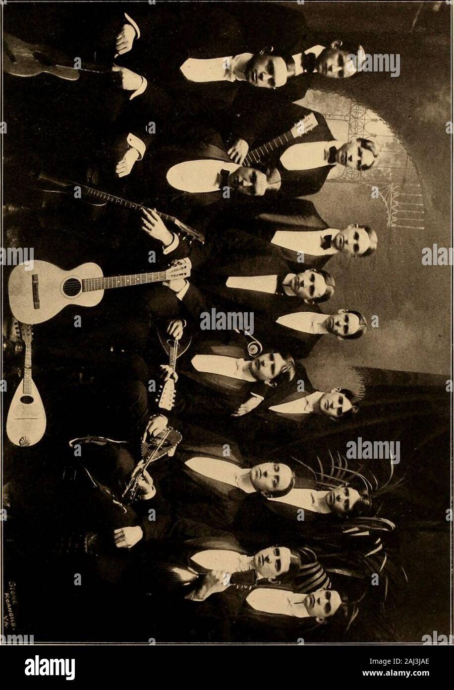 Caleidoscopio . Il mandolino e chitarra Glee Club* mandolini. P. Bernard Hill, primo mandolino (Leader) Harry Bowden, mandolino prima J. H. Rudy, secondo mandolino chitarre. Archer P. Johnson Robert E. Henry George Blanton Allen J. D. Pasco, ManagerAbney Payne, pianista Glee Club. Cabell Fitzgerald, primo tenore R. Gilliam secondo tenore R. C. Prima di Stokes Bass H. M. Roberts secondo Bass noi o I-. Chi? Beati tre volte sono coloro che nella sua grazia live,rivolto da ogni legame che l amore può dare. Tre volte beati, per nella sua dolce cuore essi vedereil dolcissimo la fede e la speranza e la carità. Giochi della gioventù, perenne, nella sua w Foto Stock