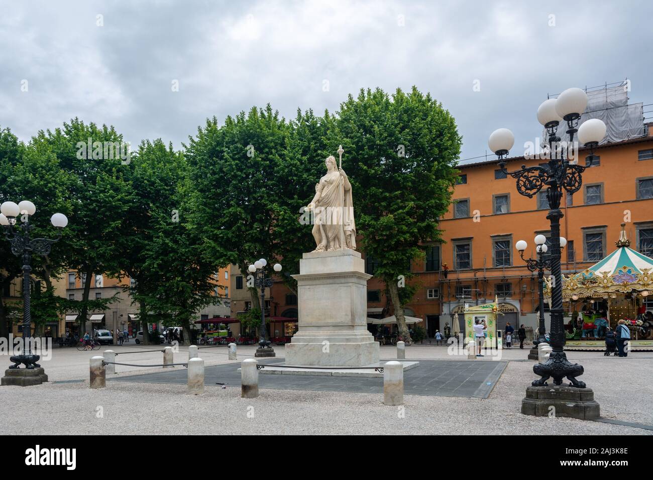 Lucca, Italia - Giugno 6, 2019 : Piazza Napoleone, conosciuta dai locali come la Piazza Grande, è stata dedicata a Napoleone da sua sorella Elisa Bonaparte Baciocchi. Th Foto Stock