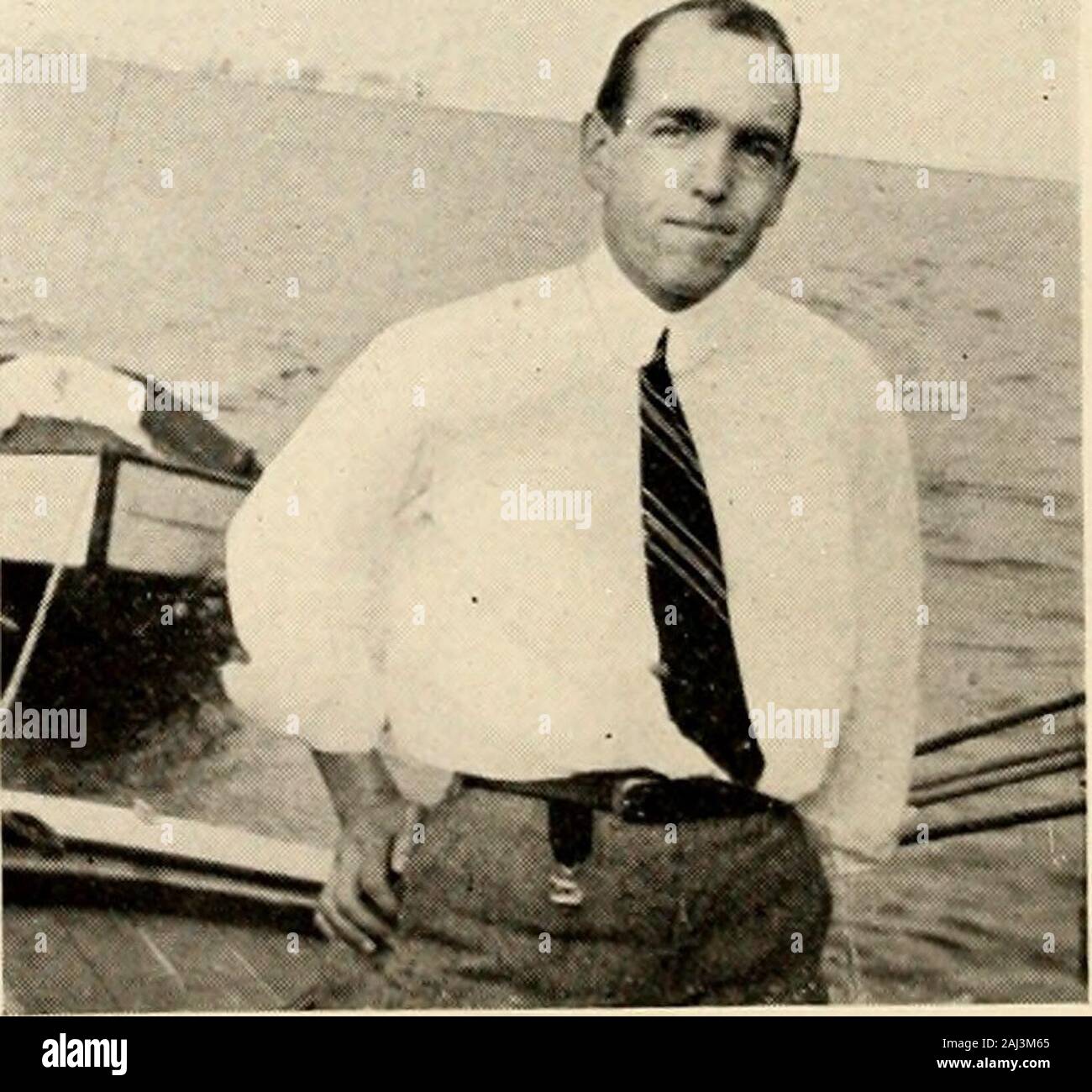Dopo cinque anni : il record quinquennale della classe del 1908, Princeton University . Trumbull legno sulla Riviera Bill West, tutti al mare i suoi hobby sono la musica e il teatro e per esercitare lui va a thegym in inverno e gioca a tennis in estate. Lettura: difficilmente qualsiasi exceptnewspapers, riviste e libri sul business. Come per vedere il mondo, Bob è stato più fortunati di la maggior parte di noi. Egli hastraveled attraverso il sud, in Inghilterra, Francia, Svizzera e Canada. HOWARD L. GOAS (statistiche non ricevuto)(p) Schuylkill Haven, Pennsylvania(r) 18 Nord 15th Street, East Orange, New Jersey(b) Orange alta Foto Stock Dopo cinque anni : il record quinquennale della classe del 1908, Princeton University . Trumbull legno sulla Riviera Bill West, tutti al mare i suoi hobby sono la musica e il teatro e per esercitare lui va a thegym in inverno e gioca a tennis in estate. Lettura: difficilmente qualsiasi exceptnewspapers, riviste e libri sul business. Come per vedere il mondo, Bob è stato più fortunati di la maggior parte di noi. Egli hastraveled attraverso il sud, in Inghilterra, Francia, Svizzera e Canada. HOWARD L. GOAS (statistiche non ricevuto)(p) Schuylkill Haven, Pennsylvania(r) 18 Nord 15th Street, East Orange, New Jersey(b) Orange alta Foto Stock