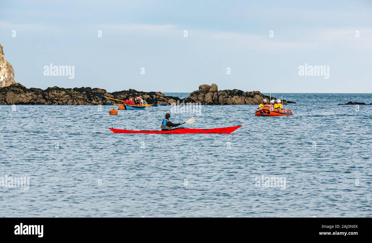 Kayak di mare, St Ayles rowing skiff & RNLI dinghy in Firth of Forth, North Berwick, East Lothian, Scozia, Regno Unito Foto Stock