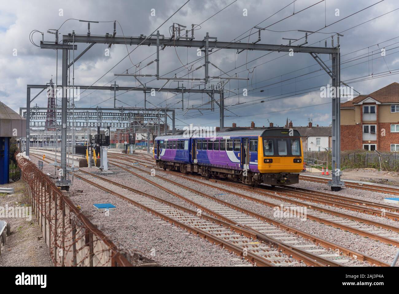 Arriva Nord classe rampa 142 pacer treno in partenza da una nuova elettrificato stazione ferroviaria di Blackpool North con un autista di formazione gestita Foto Stock