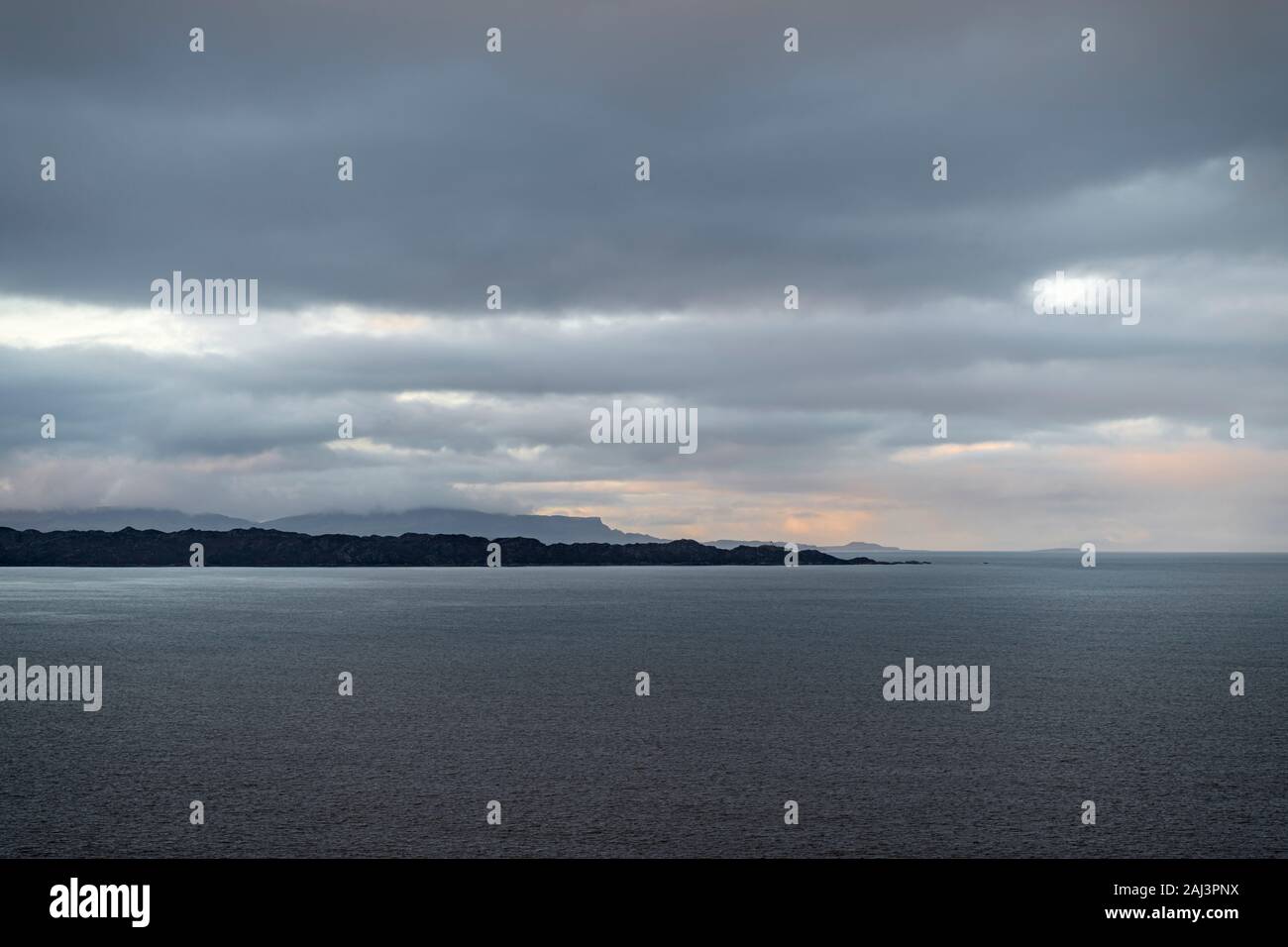 Una tre shot immagine tra parentesi del tardo pomeriggio di luce e la pioggia attraverso il suono interno e Sud Rona, Scozia. 23 Dicembre 2019 Foto Stock