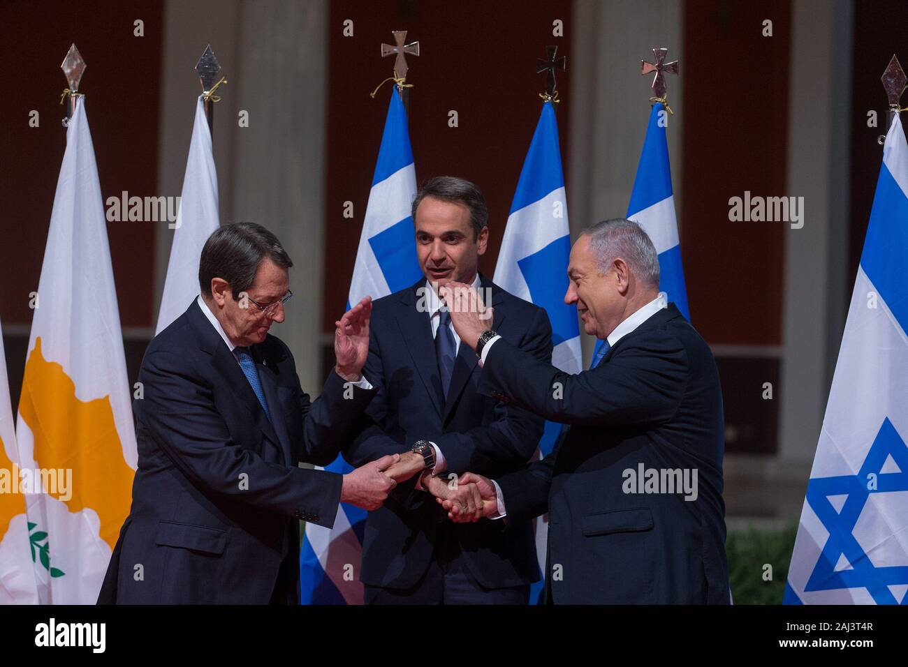 (200102) -- Atene gen. 2, 2020 (Xinhua) -- Il Presidente cipriota Nicos Anastasiades (L), il Primo Ministro greco Kyriakos Mitsotakis (C) e il Primo Ministro israeliano Benjamin Netanyahu agitare le mani prima della firma di un accordo per la costruzione del bacino orientale del Mediterraneo (EastMed) conduttura di gas naturale, ad Atene, Grecia, a gennaio 2, 2020. La Grecia, Cipro e Israele firmato qui il giovedì l'accordo intergovernativo per la costruzione del bacino orientale del Mediterraneo conduttura di gas naturale che viene ad essere il collegamento della regione di riserve di gas per la Grecia ed il resto dell'Europa. (Xinhua/Marios Lolos Foto Stock