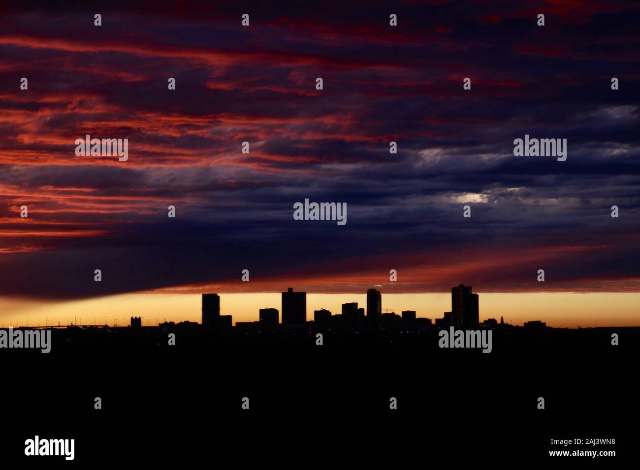 Tramonto sulla skyline di Fort Worth con una drammatica sky Foto Stock