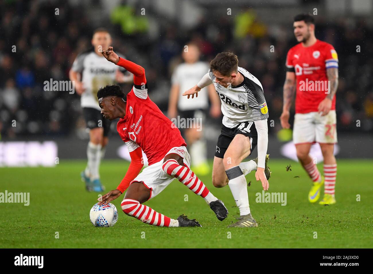 DERBY, Inghilterra - Gennaio 2ND Oduor Clarke (22) di Barnsley battaglie con Max Bird (41) del Derby County durante il cielo di scommessa match del campionato tra Derby County e Barnsley al Pride Park, Derby giovedì 2 gennaio 2020. (Credit: Jon Hobley | MI News) La fotografia può essere utilizzata solo per il giornale e/o rivista scopi editoriali, è richiesta una licenza per uso commerciale Credito: MI News & Sport /Alamy Live News Foto Stock