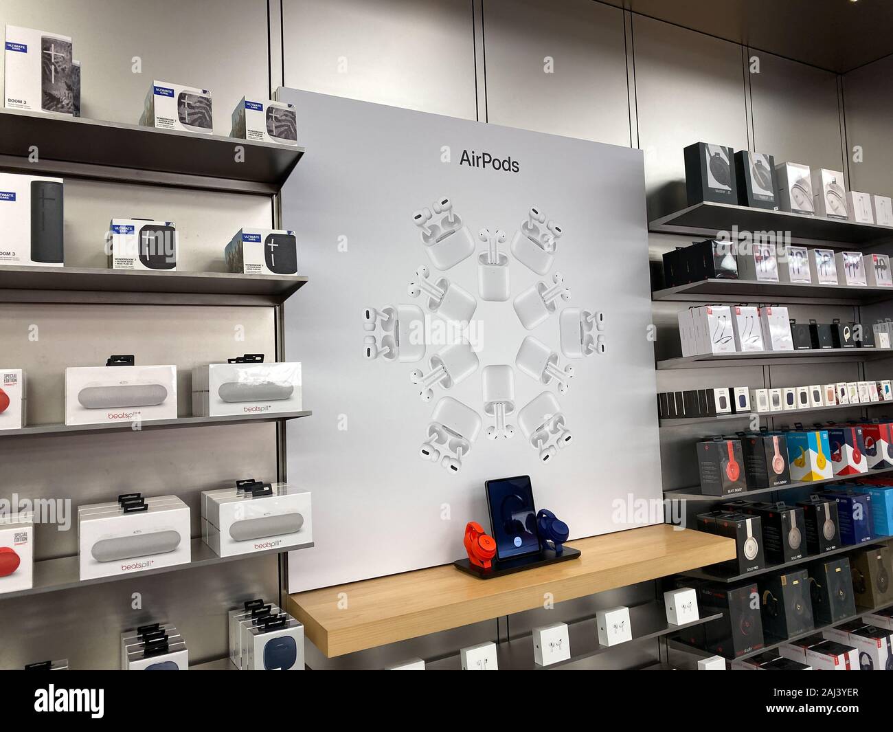 Orlando, FL/USA-12/6/19: un Apple store display di AirPods battute e cuffie  senza fili Foto stock - Alamy