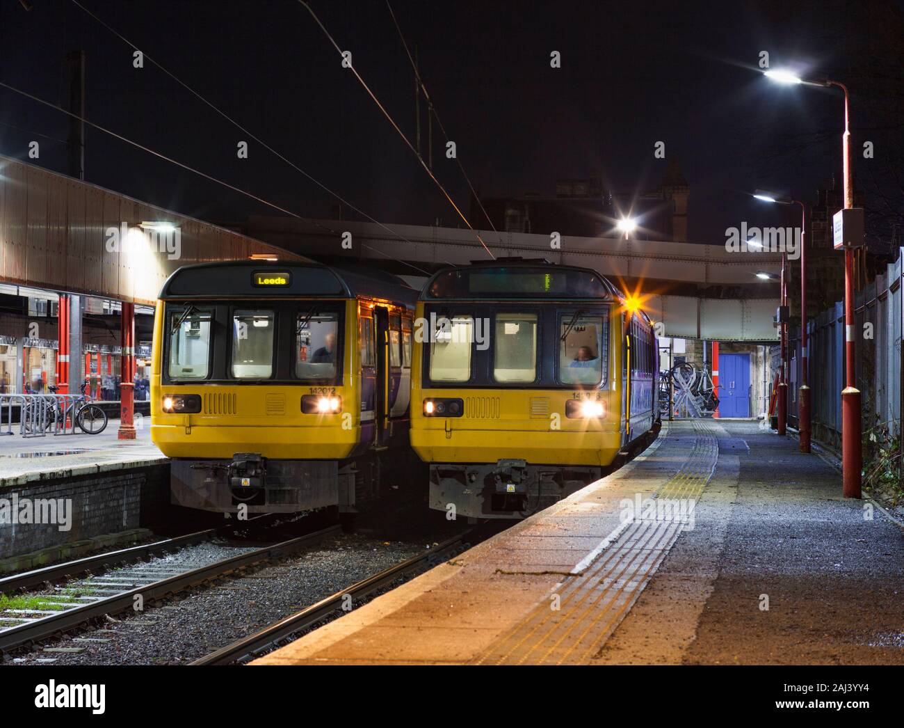 2 arriva Nord classe rampa 142 treni dello stimolatore a Lancaster stazione ferroviaria Foto Stock