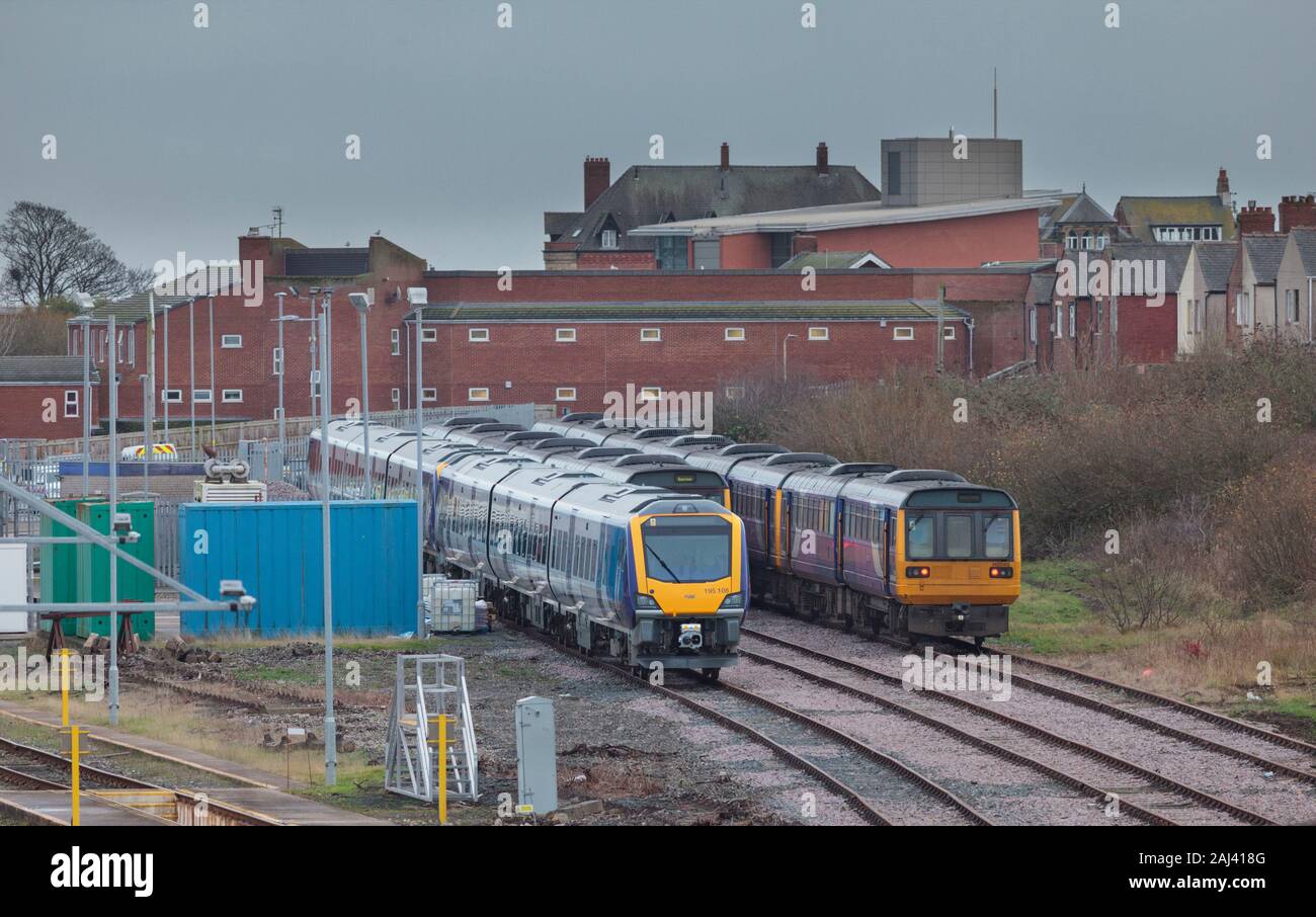 15/12/2019 Barrow In Furness carrello sciavero nuovo di zecca CAF classe 195's (a sinistra nel negozio prima di entrare in servizio) con classe arretrata 142 treni dello stimolatore Foto Stock