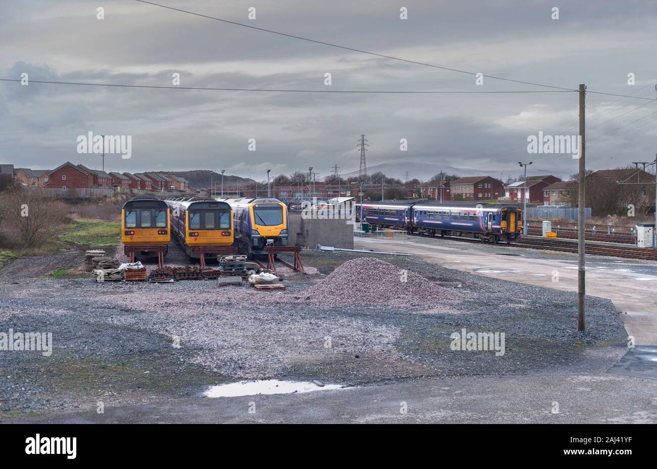 15/12/2019 Barrow In Furness carrello sciavero nuovo di zecca CAF classe 195's (medio, memorizzato prima di entrare in servizio) con classe arretrata 142 treni dello stimolatore Foto Stock