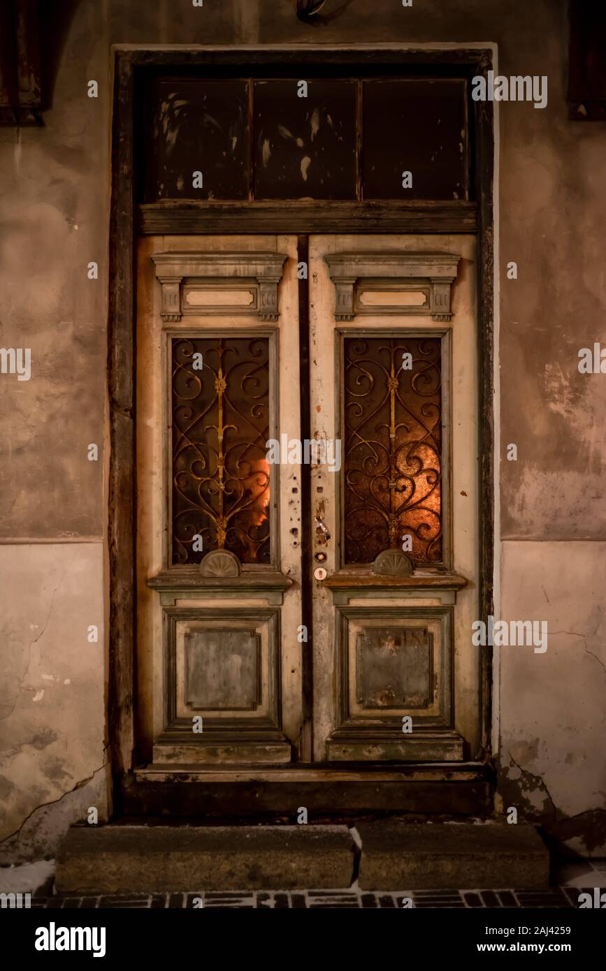 Antico medievale a doppia anta porta in legno con vetro macchiato Foto Stock