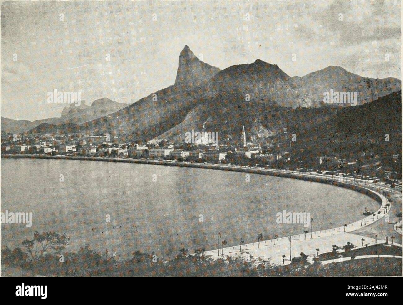 Attraverso il Sud America's southland; con un account del Roosevelt spedizione scientifica in Sud America . GUANABARA PalACE. La nostra casa mentre A RIO DE JANEIRO.. AvENiDA Beira Mar. Rio de Janeiro. Sud AIMERICAS città bella è più. È senza dubbio il più beauti-ful strada transitabile nel mondo. Non abbiamo nulla in theUnited membri che possono a tutti questo approccio. Anche i viali mostcelebrated e viali del grande Europeancapitals sono completamente eclissato da esso. Il ChampsElysees, Avenue du Bois de Boulogne, il Ringstrasseand Unter den Linden, tutti hanno i loro attracti Foto Stock