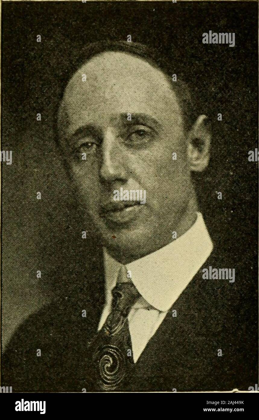I funzionari pubblici del Massachusetts . WOODILL, HARRY C, Melrose, 22ndMiddlesex Casa Distretto, il repubblicano. Data di nascita: Halifax, N. S., Giugno 16. 1872. Educati: Pubblica e Commerciale Col-lege. Business Manager:. Organizzazioni: muratori, Melrose Club,Elks. Pubblico: oflfice registrar di elettori 9anni presidente; Consiglio di Assessori 1913,14; messa. Casa 1915, 16, 17. 18, 19,20. 314. WOODSUM, Benjamin H., Braintree,6 Norfolk House District, il repubblicano. Data di nascita: Braintree, 26 aprile 1884. Educati: Boston University Law 07. Professione: avvocato. Organizzazioni: I. 0. O. F. ufficio pubblico: Selectman 1917 a 1919;Città M Foto Stock