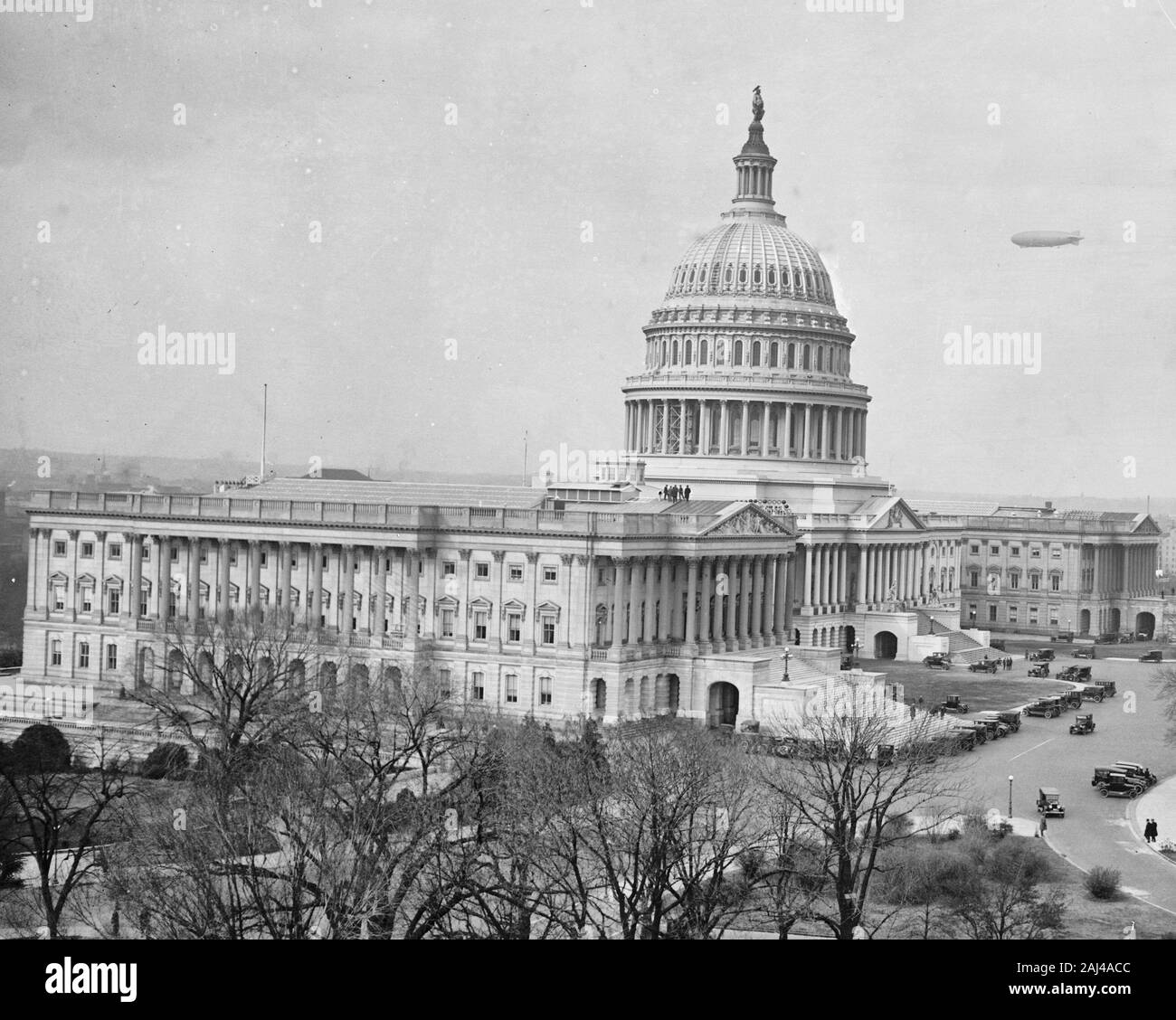 Campidoglio degli Stati Uniti il 25 novembre 1924 con la USS Los Angeles ZR-3 Foto Stock