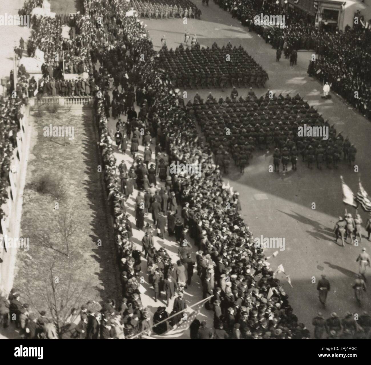 Combattenti che ha rotto la linea Hindenburg, sfilando giù Quinta Avenue, New York, circa 1918 Foto Stock