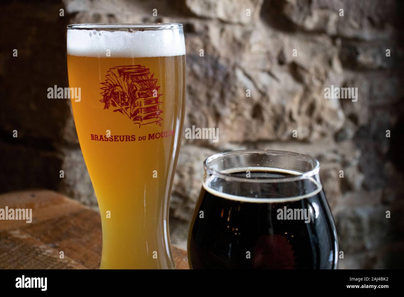 Dicembre 21, 2019 - Beloeil, Québec, Canada: occhiali di IPA e Double Belge birra, muro di pietra sfondo, birre artigianali, Brasseurs du Moulin birreria Foto Stock