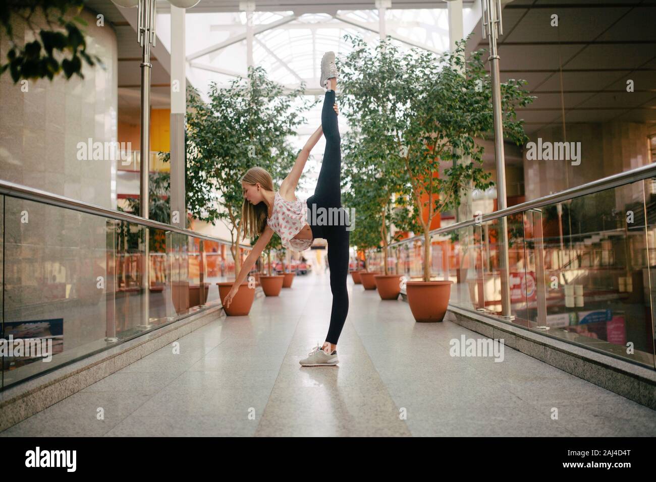 Donna ballerina si alza la gamba alta Foto Stock