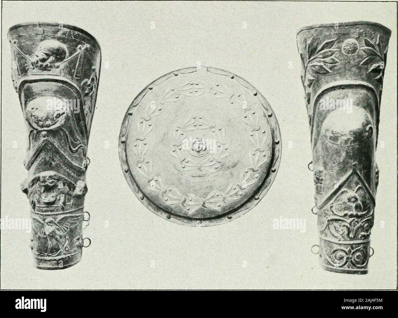 Pompéi : vie publique . renfermait des casques de forme caractéristique (fig. 48, p. 89);dautres chambres, dailleurs, ont fourni des armes de même natura :ceinturons, baudriers, Lance et poignards, épées, jambières richementornées, boucliers ronds, ecc. ;Fig. 49, p. 90). Dans un appartement plus grand que les autres, précédé dun por-tique et occupante le Centre du côté oriental, sul monte par cinq degrés àune vasta cucina dun pourvue lunga fourneau qui occupe toute la lon-gueur du Mur de fond et semble aménagé pour préparer la nourriture 90 POMPEI dun assez gremd nombre de personnes. Un peu plu Foto Stock