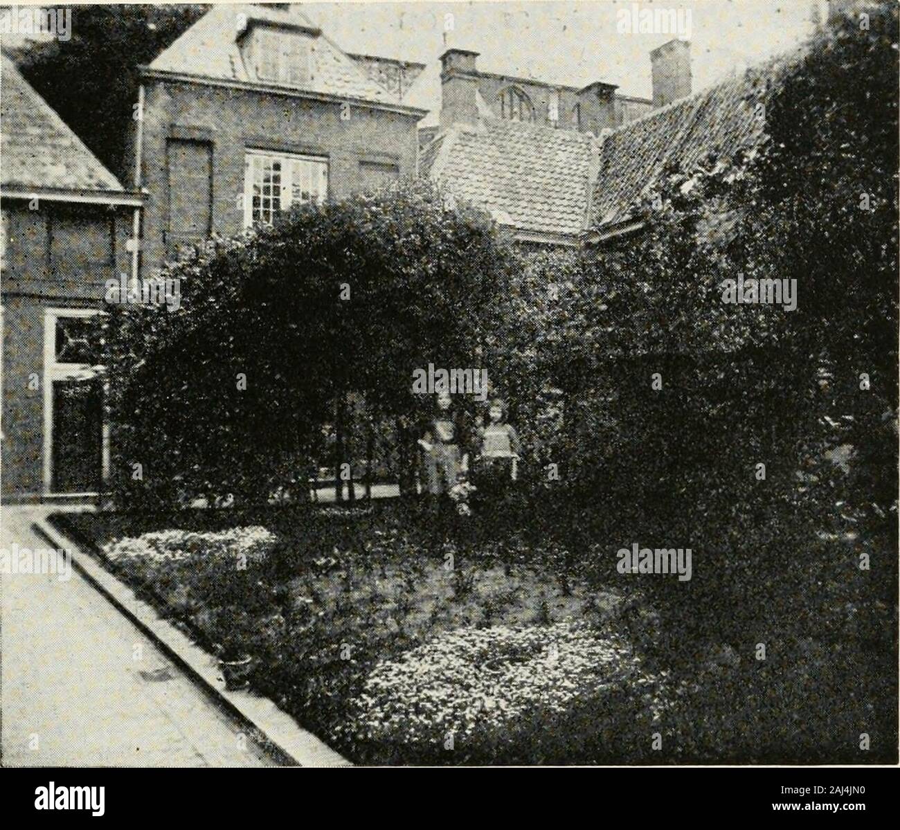 La storia dei pellegrini e Puritans, loro ascendenza e discendenza; base di Americanization . Strade E VIE NAVIGABILI UF vecchia Amsterdam. Il disafifects ingaggiato un magazzino per il culto, confinante thenarrow vicolo dove alcuni dei pellegrini vissuto mentre inAmsterdam. I seguaci di John Smyth, venuto in Olanda a1606, esprimano il loro sacco con il Brownists e per un tempo Scroo-byites sotto Robinson ha anche aderito al gruppo. Alcuni ofSmyths congregazione abbracciato il credo della radicalprofessor, Jacobus Arminius dell Università di Leida e theBrownists espulse. Molto pochi dei signori Smyth seguaci andò a Leyd Foto Stock