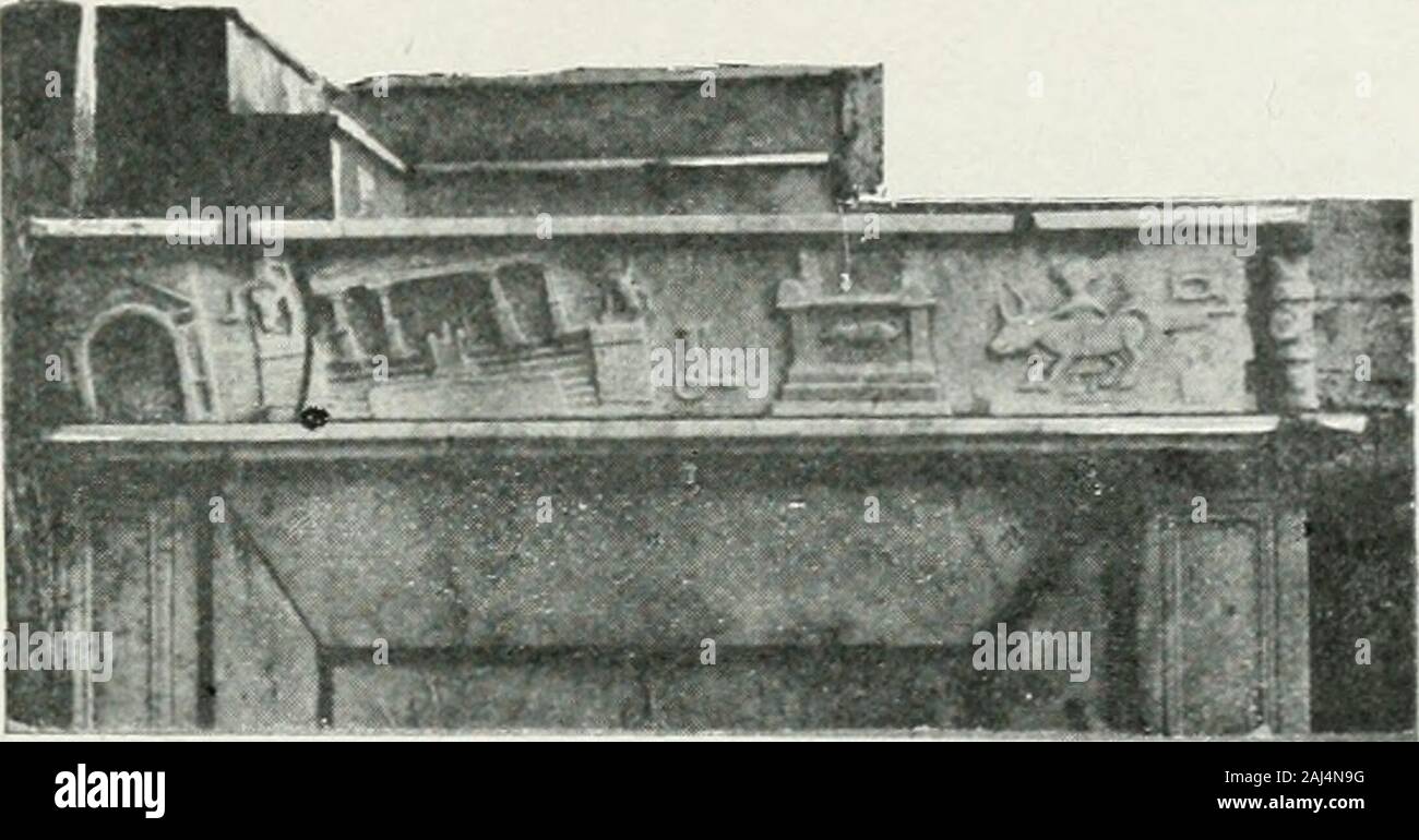 Pompéi : vie publique . ans le tremblement de terre de lan 63.La restauration nen était pas encore commencée en lan 79. au momentde léruption. Su lavait simplement débla3é, remisant en partie dans les lacrypte débris darchitecture dignes dêtre conservés pour la recons-truction. Des sculpteurs, travaillant sans doute à la restauration desautres bâtiments du Porum, installé avaient leur atelier au milieu de la les monuments DU FORUM 45 ruine. Quelques-unes des colonnes restées debout en 63 lan lan sécroulèrenten 79, auto, Sous les débris de lune dentre elles, ^nsaient les ossementsdun Pompéien c[ Foto Stock