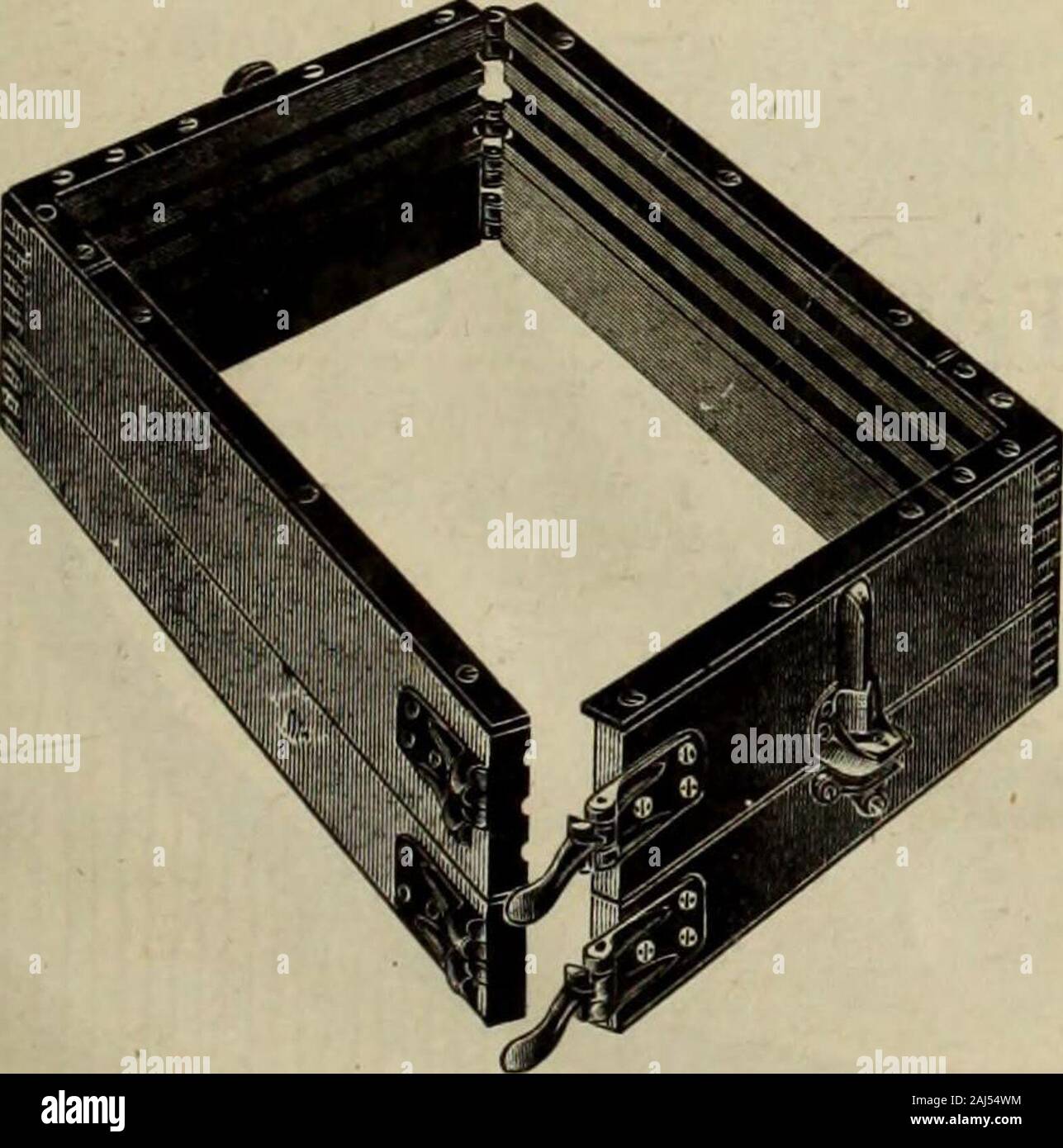 Canadian fonditore (1921) . WOODISONS HeatLProof questo cemento amianto in plastica com-pound imposta duro come un rockand è assolutamente calore re-completi composti. Ampiamente utilizzato per: Impostazioni di caldaia, pareti a ponte, caldaia, archi e porta antincendio Rivestimenti di forni di ricottura, billetta forni di riscaldo, caso Forni di tempra, smalti forni, forni di mattone, forni per cemento, Forge Forni per trattamento termico forni. Fondo piatto WeldedSteel bocce Queste ciotole hanno steelplate pesanti i lati testa e. Capa-città 50, 100, 150, 200, 250,300 e 350 libbre o più grande.Quando si ordina la siviera bocce,membro instae ofshank Diametro anello che essi Foto Stock