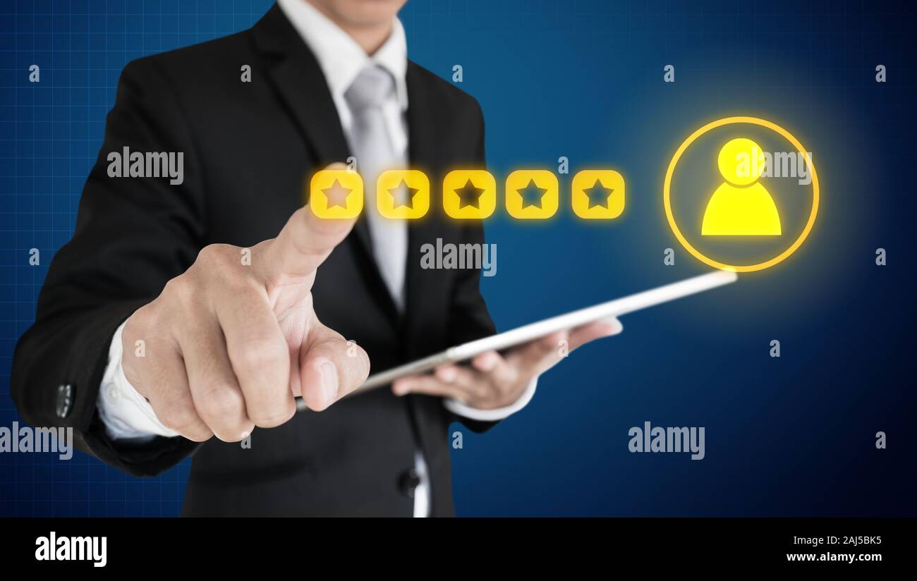 Esperienza del cliente il concetto di revisione. Imprenditore dare cinque stelle recensione positiva Foto Stock