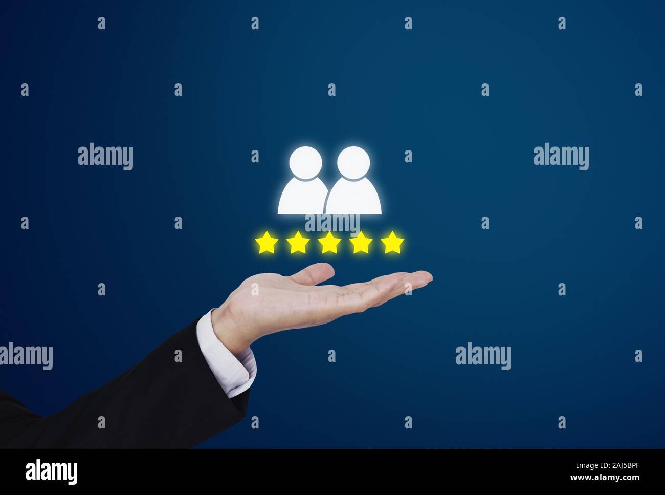 Esperienza del cliente il concetto di revisione. Imprenditore dare cinque stelle recensione positiva Foto Stock