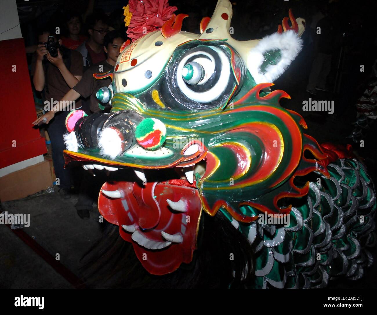 La testa di un animale mitologico burattino in celebrazione del Capodanno cinese festival. Foto Stock