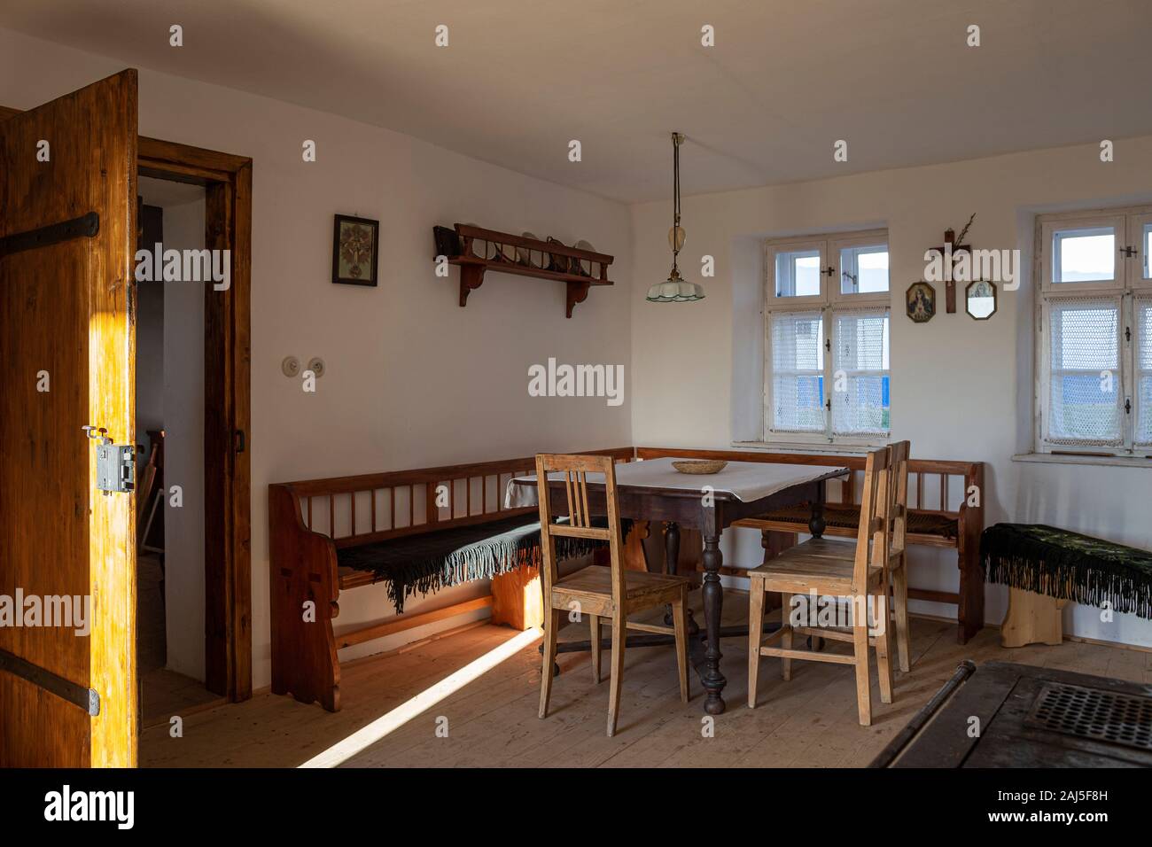Museo all'aperto Parco Rochus Uherske Hradiste - Repubblica Ceca - interno di una vecchia casa colonica Foto Stock