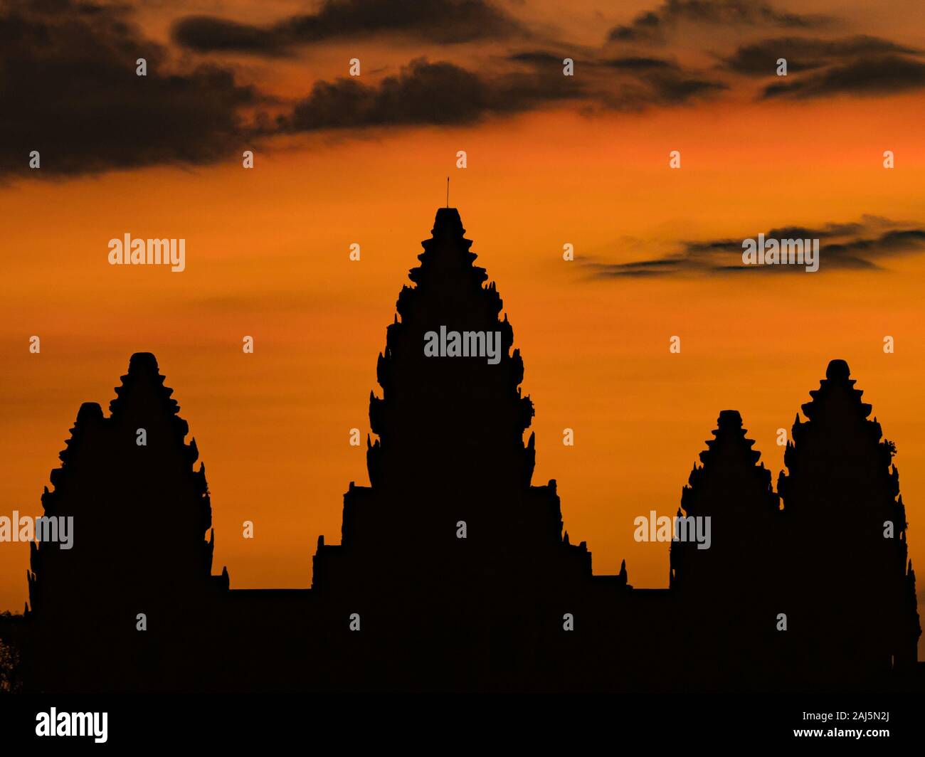 Spettacolare alba oltre al sito del Patrimonio Mondiale di Angkor Wat, Cambogia Foto Stock
