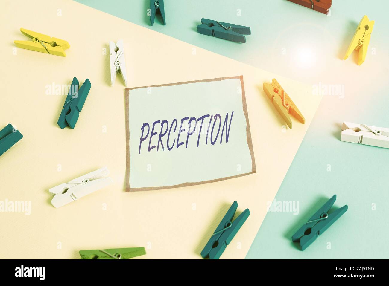 Parola di scrittura di testo percezione. Business photo presentazione di singoli individui a organizzare e interpretare le loro impressioni sensoriali clothespin colorata carta re vuoti Foto Stock