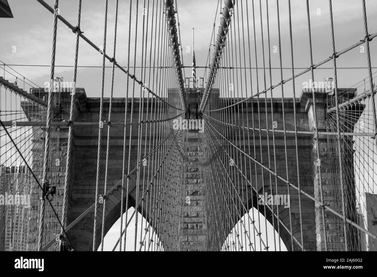 Immagine in bianco e nero del Ponte di Brooklyn Bridge pier con cavi di sospensione che conduce al molo Foto Stock
