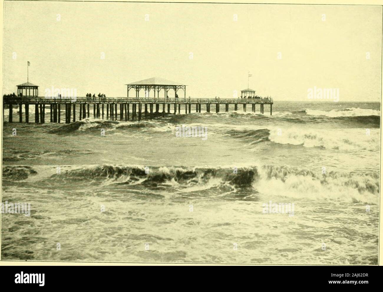 Scorci di New Jersey località sulla costa una collezione di scelta viste fotografiche di Asbury Park, Ocean Grove, Avon, Belmar, Spring Lake, Sea Girt, Allenhurst, Interlaken, trattare, Elberon, Hollywood, Monmoutn spiaggia sabbiosa di gancio, etc . Il Bathiiiy- Ora.. Il molo di pesca da Asbury Avenue. Foto Stock