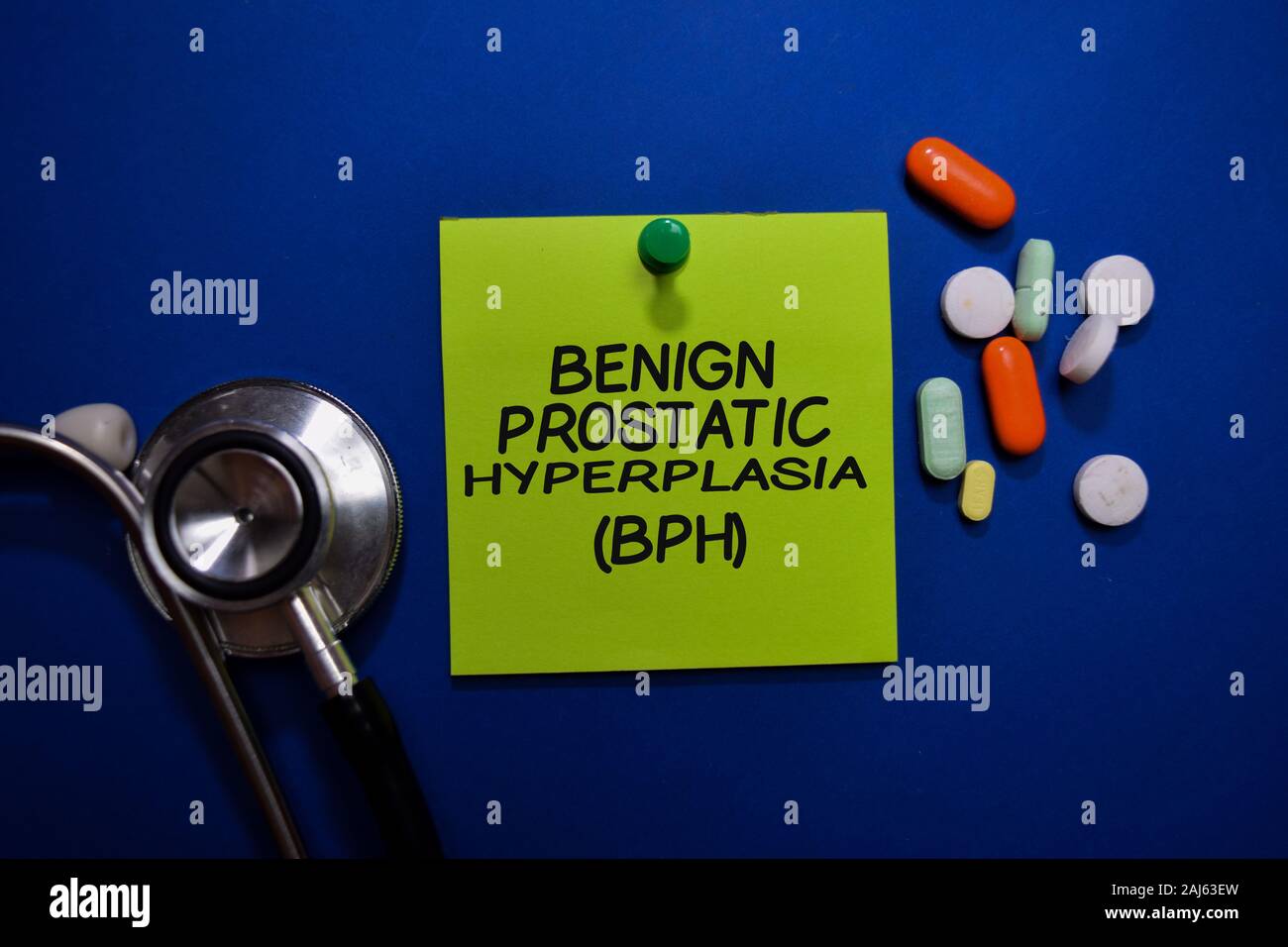 Iperplasia prostatica benigna (BPH) scrivere sul foglietto adesivo isolata sulla scrivania in ufficio. Settore sanitario o concetto medico Foto Stock