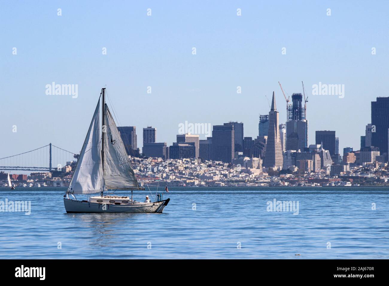 In barca a vela sulla Baia di San Francisco con 2016 cityscape sullo sfondo. In California, negli Stati Uniti. Foto Stock