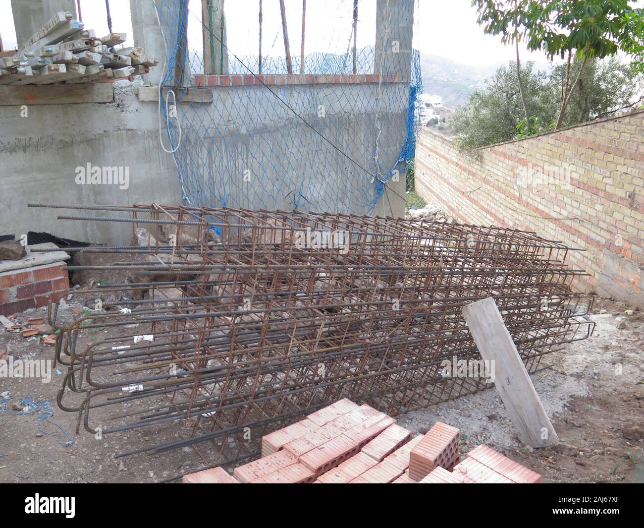 Piegate le barre in acciaio per il rinforzo di pilastri in calcestruzzo Foto Stock