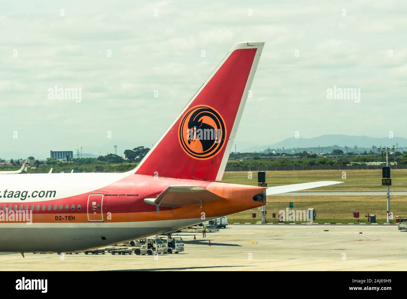 TAAG Angola Airlines coda di aeromobili e il logo all'Aeroporto Internazionale di Città del Capo sulla pista Foto Stock