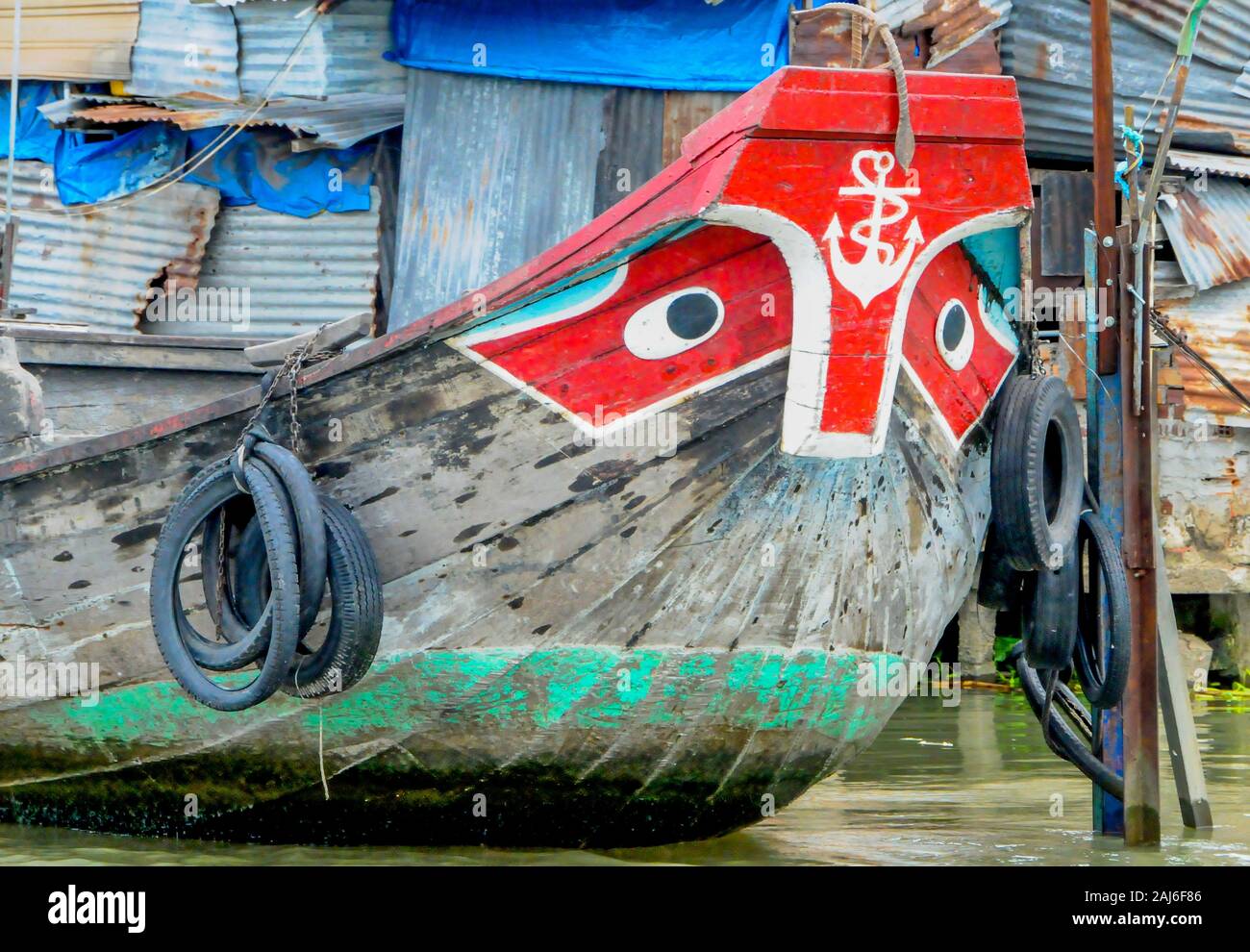 La maggior parte delle barche nel Delta del Mekong, Vietnam, sono dipinte con un paio di occhi per allontanare gli spiriti maligni Foto Stock