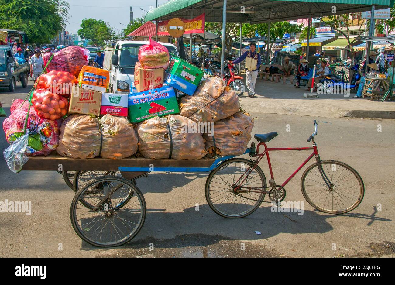 Delta del Mekong, Vietnam; il 2 dicembre 2008. Noleggio caricato con verdura al mercato locale. Foto Stock