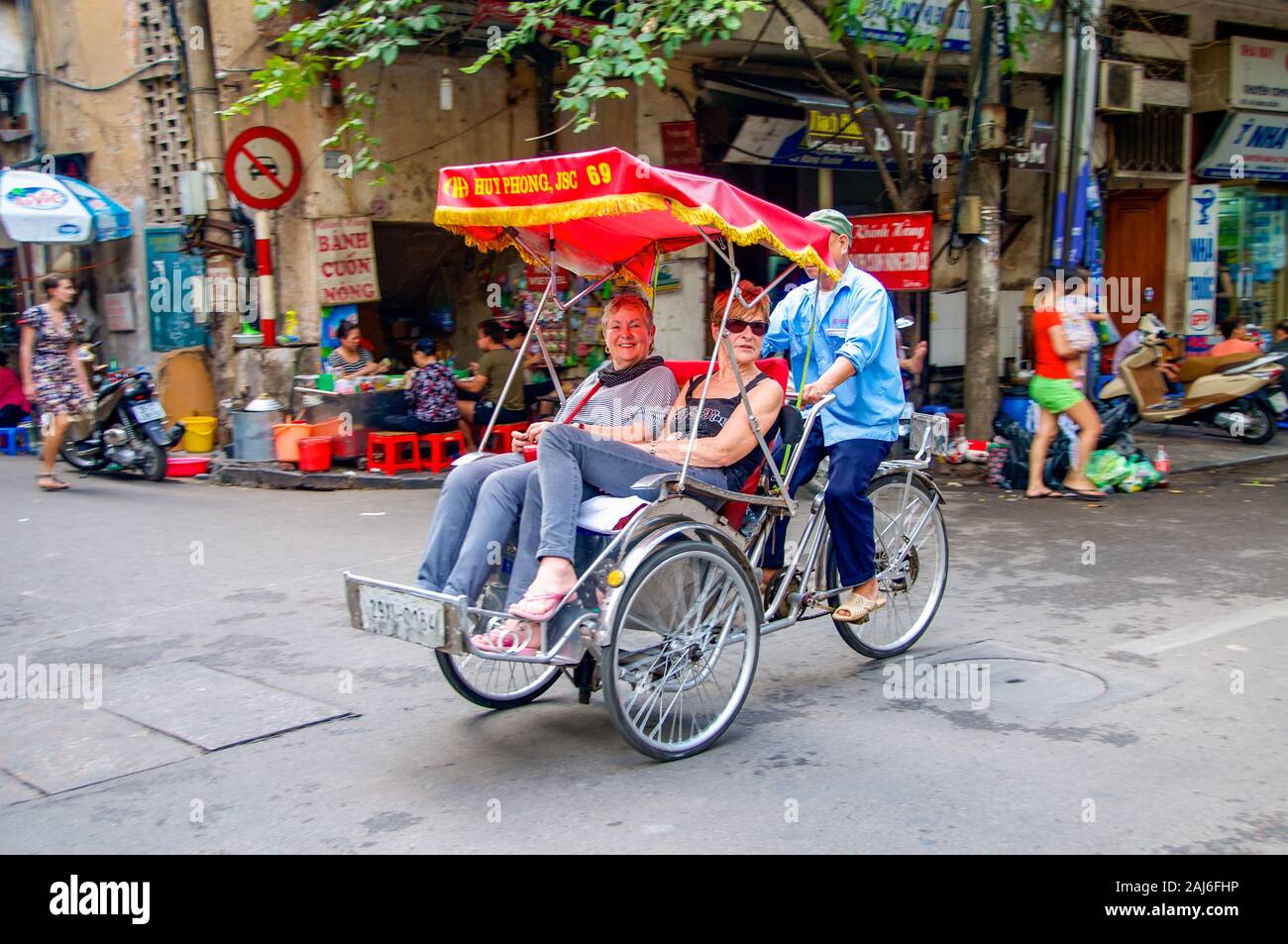 Hanoi, Vietnam; Novembre 20 2015. I turisti in giro per il quartiere vecchio in un ciclo (triciclo). Foto Stock