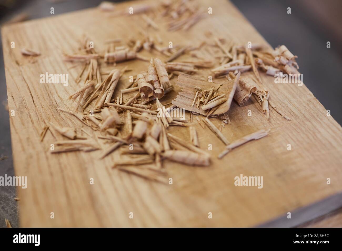 Close-up di segatura di legno sulla tavola di legno in officina Foto Stock