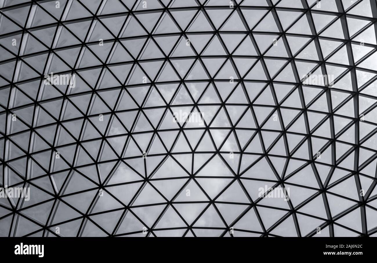 In vetro e acciaio costruzione triangolo con la struttura del modello. Architettura futuristica. Il Neo-futurismo stile architettonico. Triangolo bianco cupola geometrica Foto Stock In vetro e acciaio costruzione triangolo con la struttura del modello. Architettura futuristica. Il Neo-futurismo stile architettonico. Triangolo bianco cupola geometrica Foto Stock