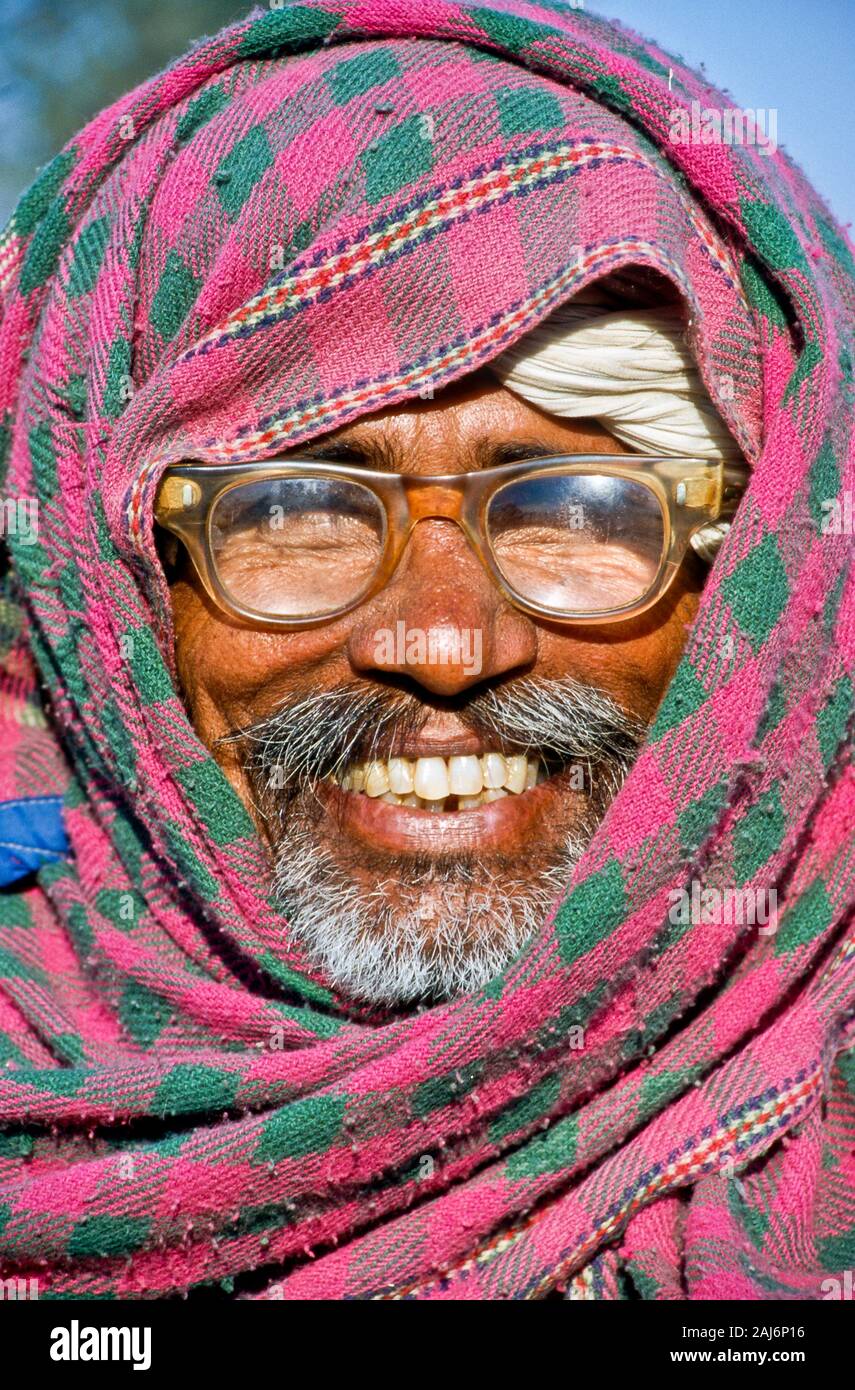 Contadino con bicchieri a Pushkar Camel Fair, uno dei più grandi camel-mercati in Asia Foto Stock