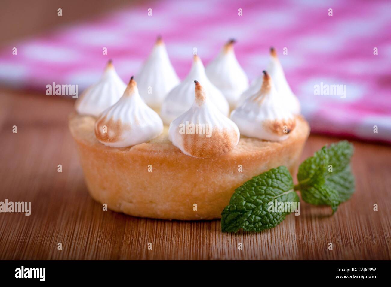 Elegante tortine con limone e curda meringa bruciata dal una fiamma. Molto gustosi tortini. Tartlet riempito con crema di limone (curdo) e meringa Foto Stock