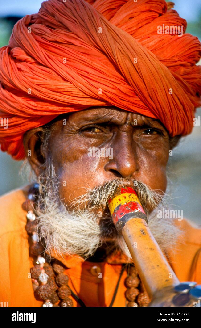 Il serpente incantatore intrattenere i visitatori del cammello di Pushkar Fair Foto Stock