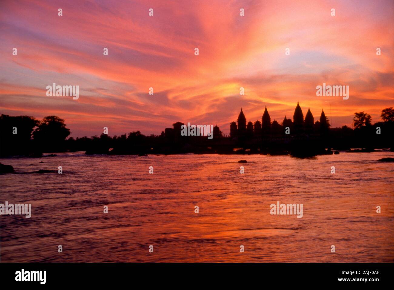 Il Chhatris, il cenotafio rovine presso il fiume Betwa al tramonto Foto Stock