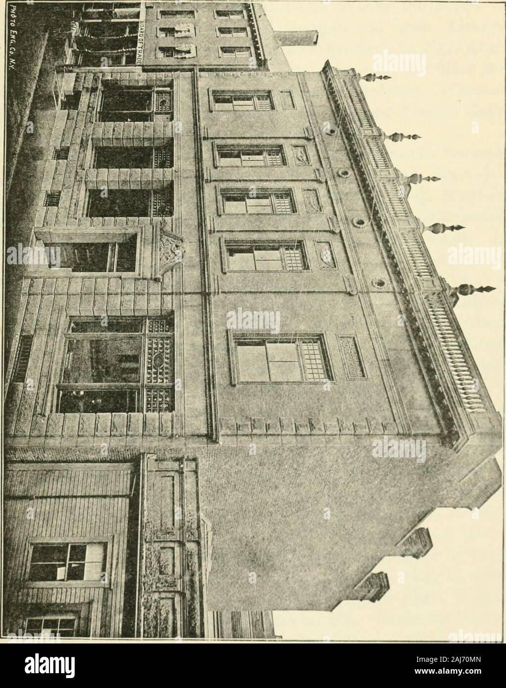 New Bedford, Massachusetts : la sua storia, industrie, istituzioni e di attrazioni . t il business della città aveva increasedsufficiently per giustificare la creazione di una banca e il BedfordBank è stata costituita con un capitale di $ 60.000. Fin dall'inizio essa wasthought questo importo sarebbe più che potrebbero essere presi in prestito, ma in1804 si è reso necessario un aumento di capitale per l'enorme somma di $ 150.000. Nel 1812, la vecchia carta scaduta e come il countrv wasthen in guerra con l'Inghilterra, lo stato di attività è stata considerata in modo preca-rious che gli affari dell'istituzione sono stati conclusi. ThomasHazard w Foto Stock