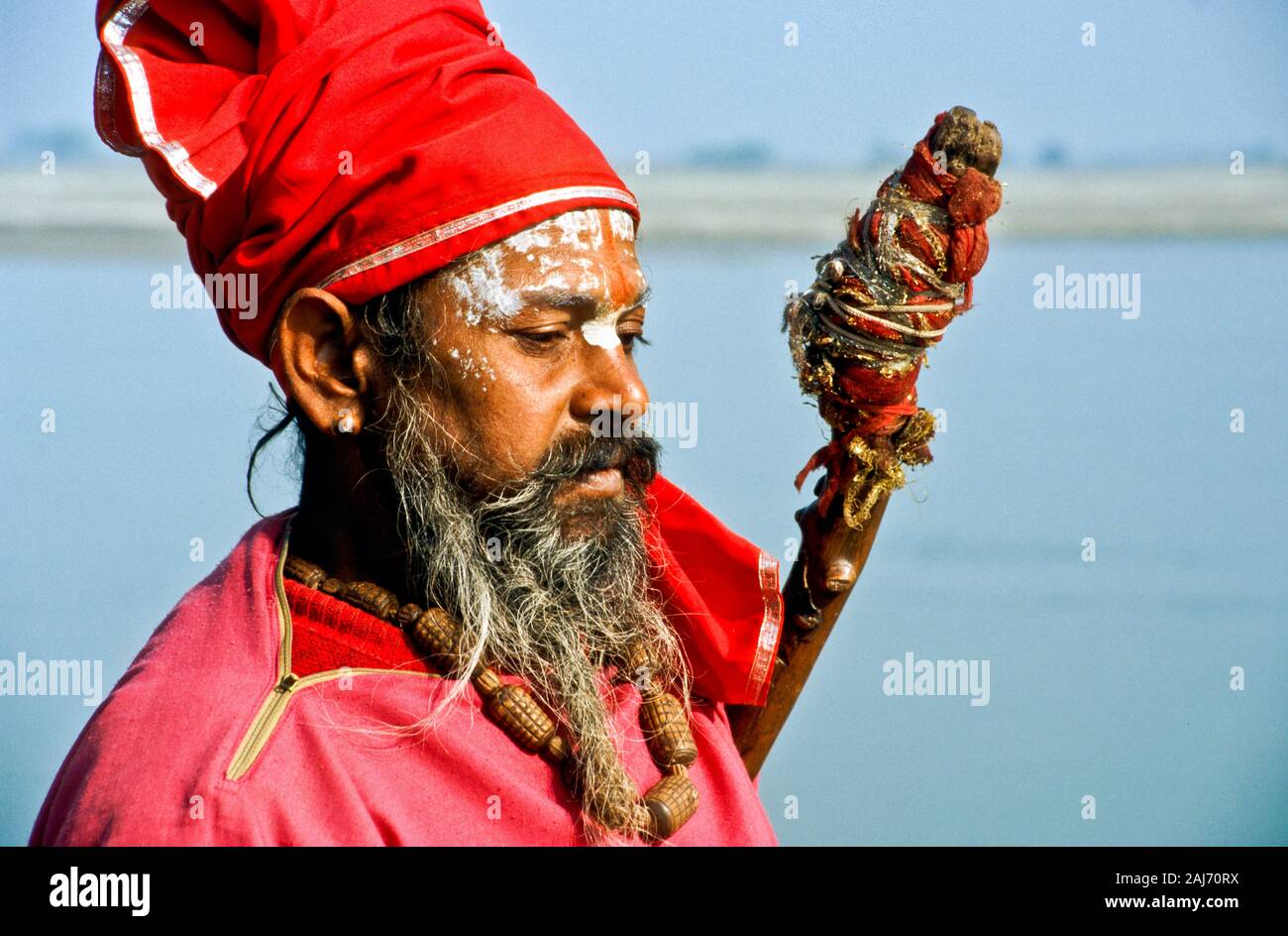 Shiva-Sadhu presso le rive del fiume Ghaghara ad Ayodhya, il luogo di nascita del dio Rama Foto Stock