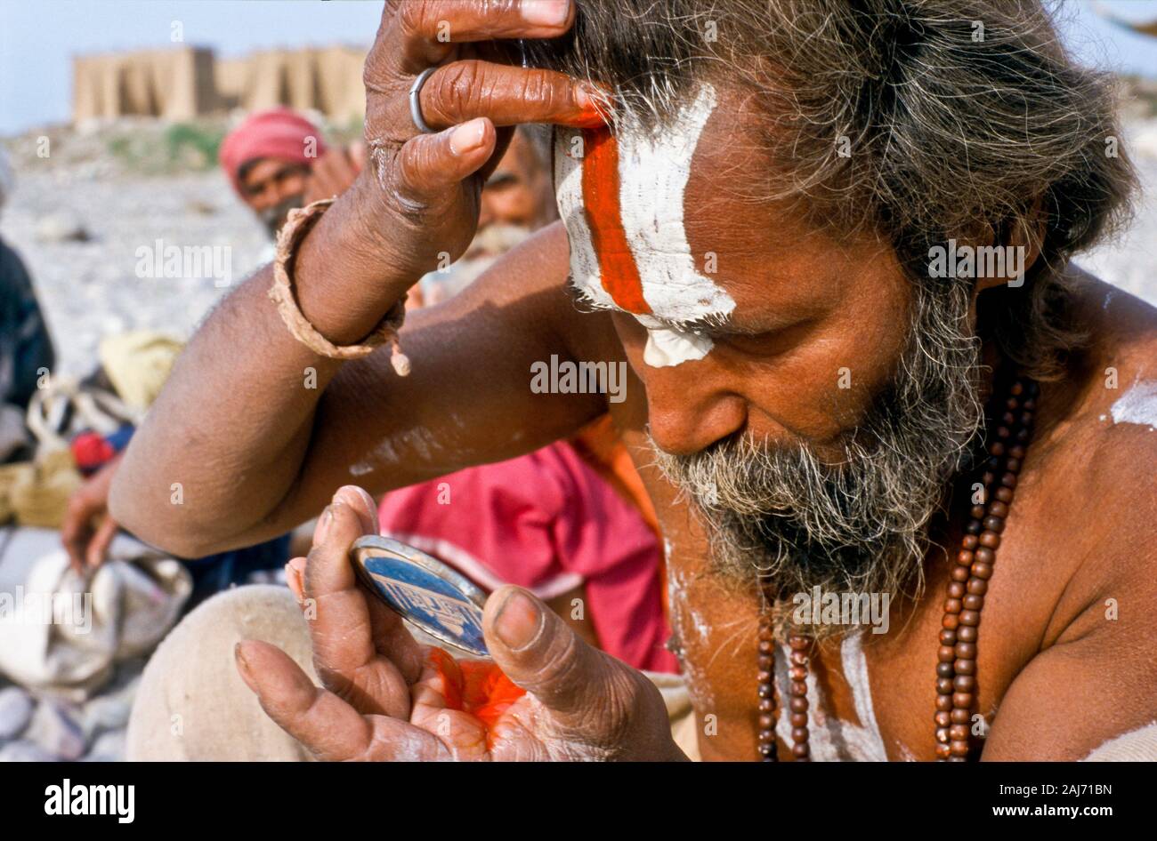 Rama-Sadhu applicando la sua tilak come parte della mattinata pooja Foto Stock
